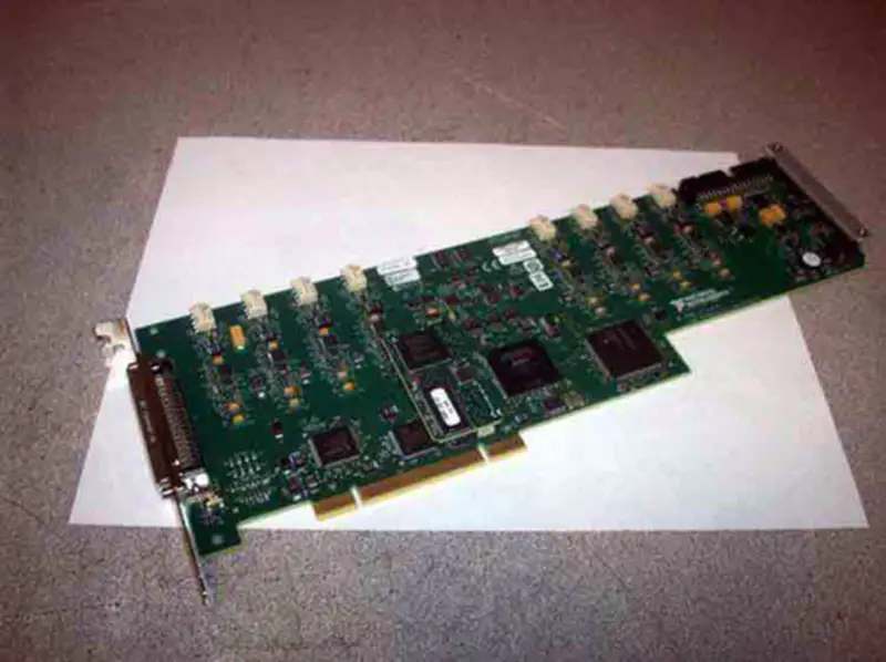 NI PCI-6133 DAQ karta 14-Bit 8Ch 2,5 MS/Ch