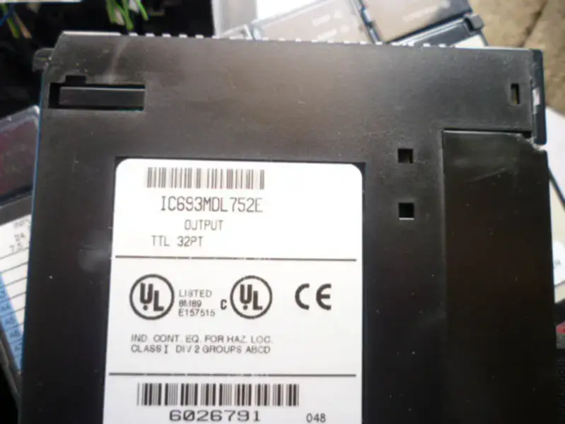 PLC GE Fanuc řady 90-30 IC693MDL752E