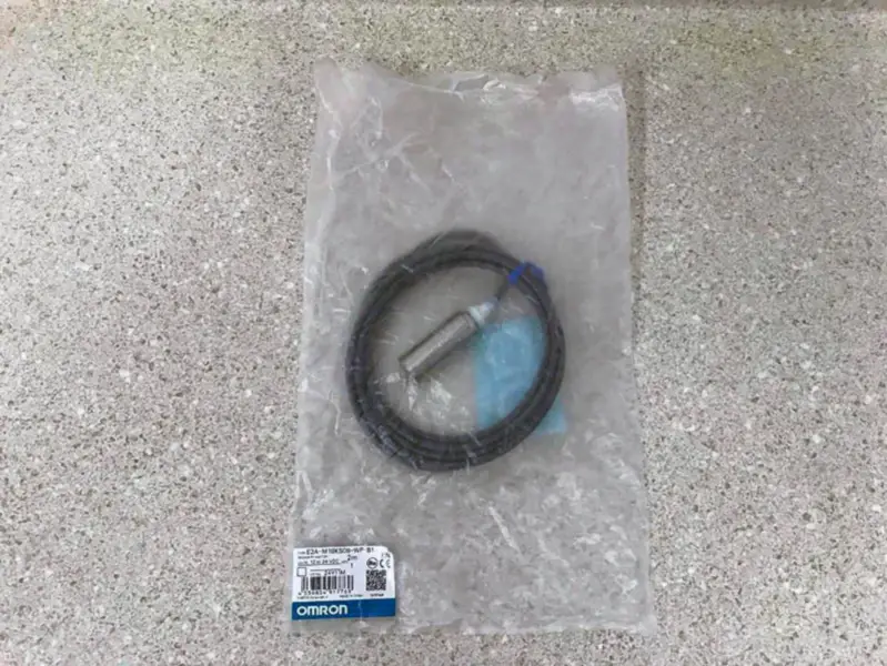 Omron E2A-M18KS08-WP-B1