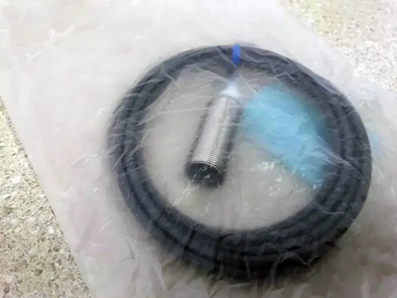 Omron E2A-M18KS08-WP-B1