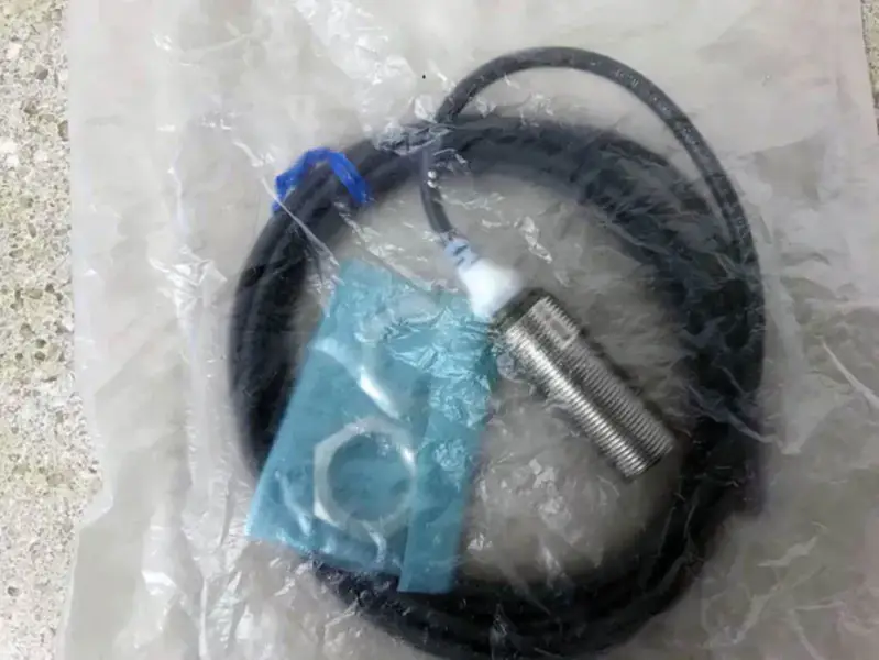 Omron E2A-M18KS08-WP-B1