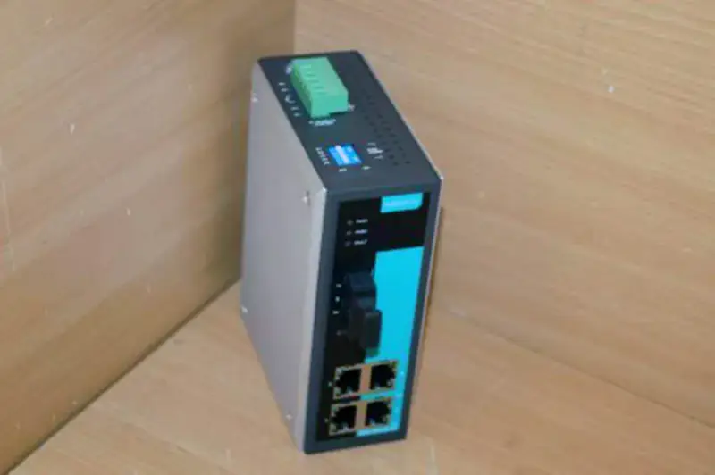 Moxa EDS-305-M-SC-T