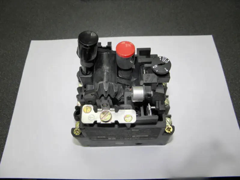 MOELL鈥婨R PKZM3-4