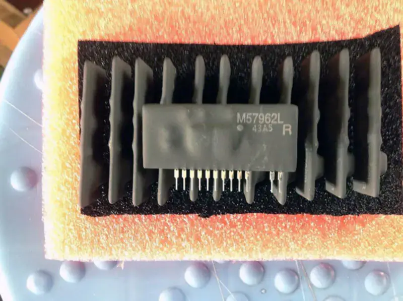 10 ks Mitsubishi M57962L