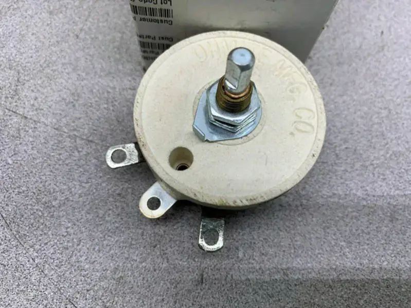Odpor Ohmite RJS1K0E