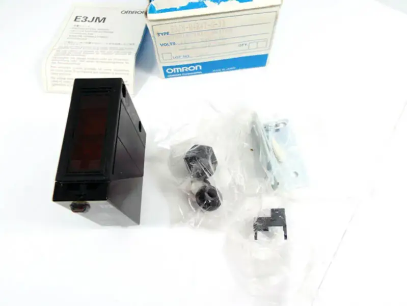 Fotoelektrický senzor OMRON E3JM-R4R4T-G-33