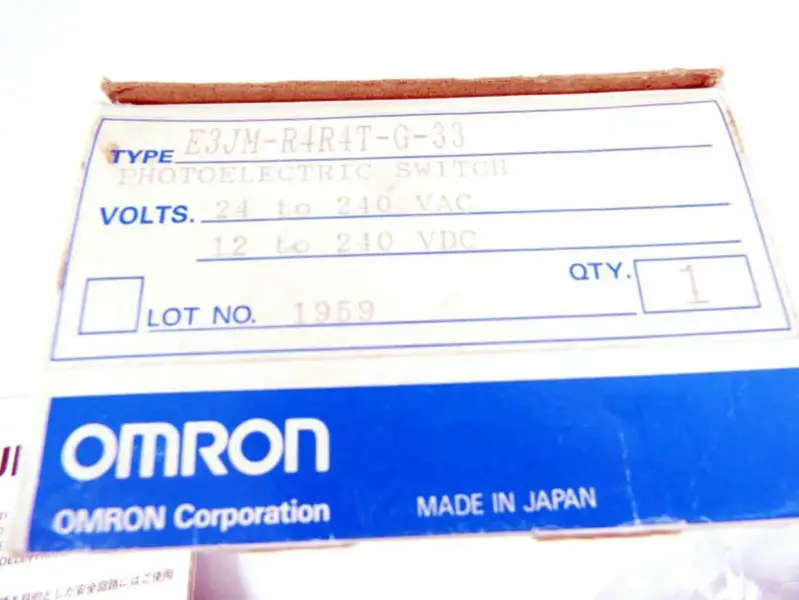 Fotoelektrický senzor OMRON E3JM-R4R4T-G-33