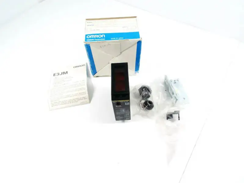 Fotoelektrický senzor OMRON E3JM-R4R4T-G-33