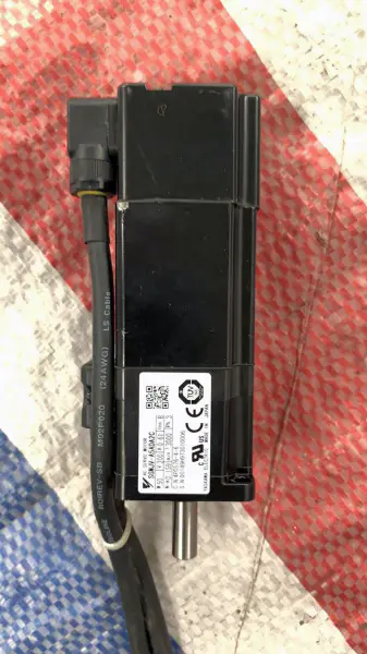YASKAWA SGDV-R70A01B/SGMJV-A5ADA2C 50W servopohon a motor