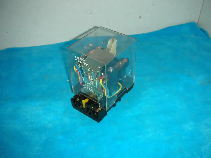 OMRON G4Q-212S + 8PFA1 220V