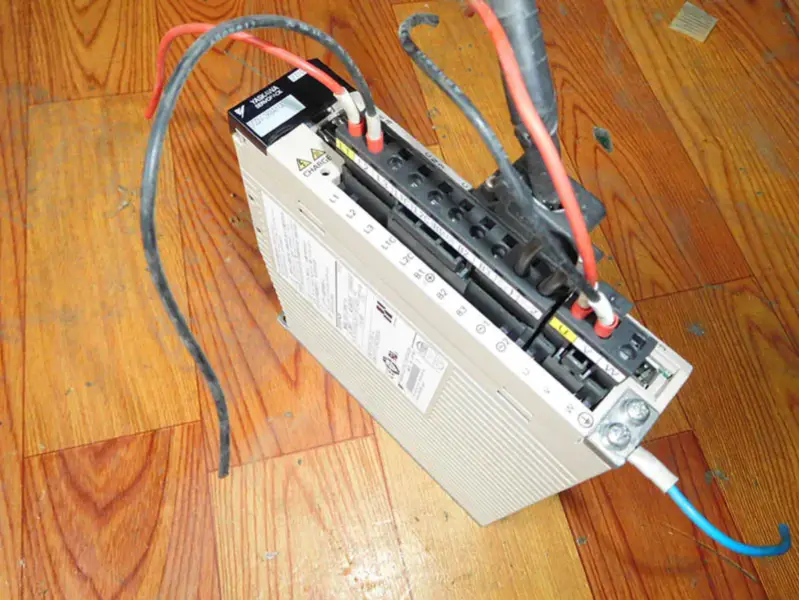 YASKAWA SGDV-2R8A 11A