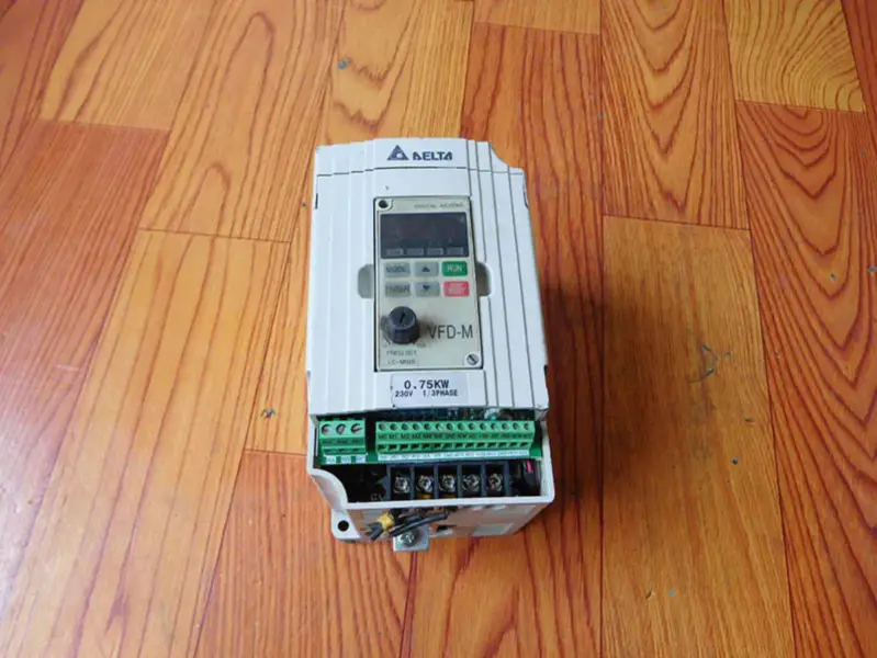 Delta VFD007M21A 0,75 kW 220V