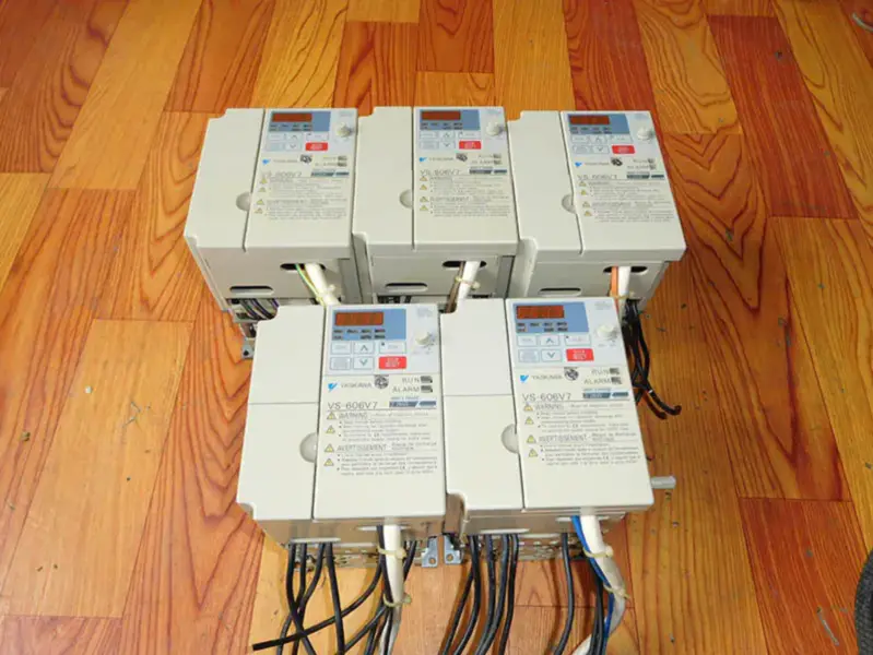 YASKAWA CIMR-V7AT42P2 2,2KW 380V
