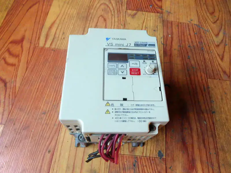 YASKAWA CIMR-J7AA40P7 0,75KW 380V