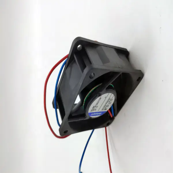 velikost 60 x 60 x 25 mm 12 V ss průtok vzduchu 40m3/h 5100 ot/min 612NGN ebmpapst chladicí ventilátor