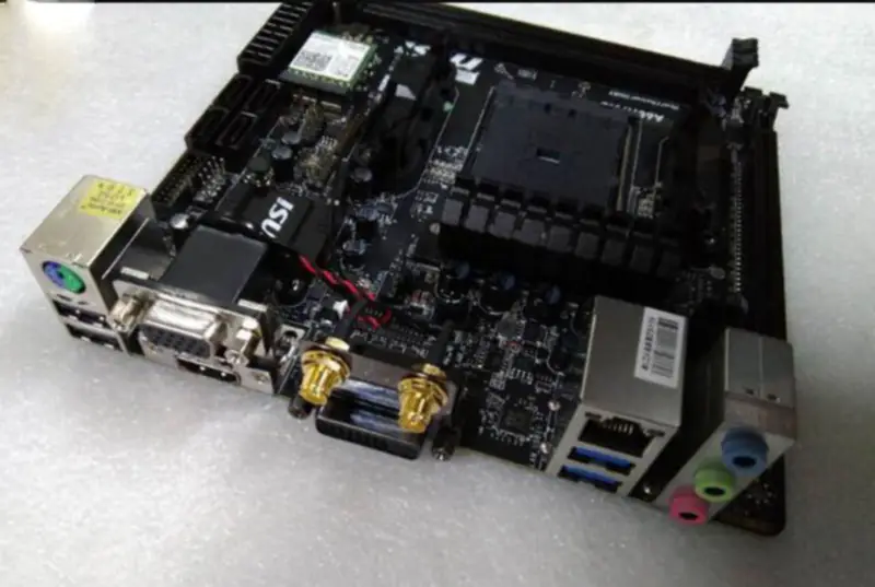 Základní deska MSI A68HI AC FM2+ podporuje WIFI HTPC mini-ITX