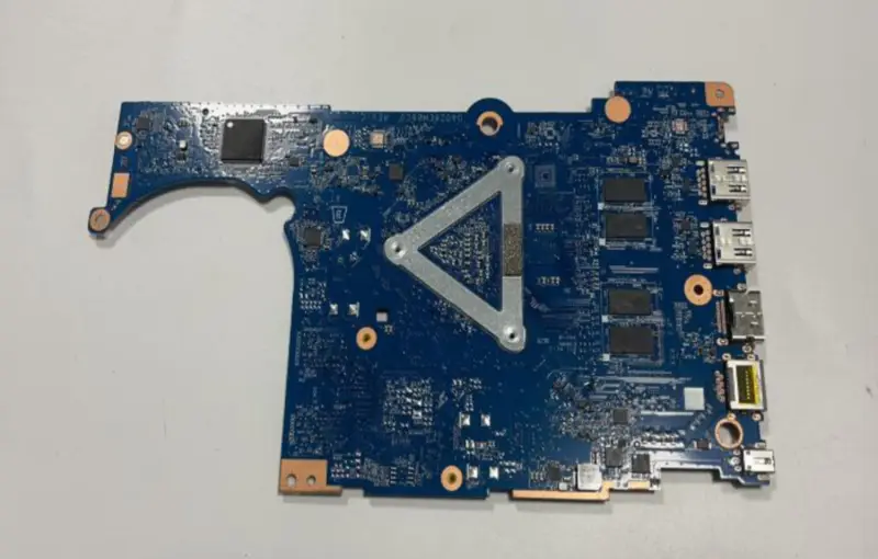 Acer A315-23 A315-23G DA0Z8EMB8C0 NBHVT11006 Se základní deskou s procesorem Ryzen 3 a 4 GB paměti RAM