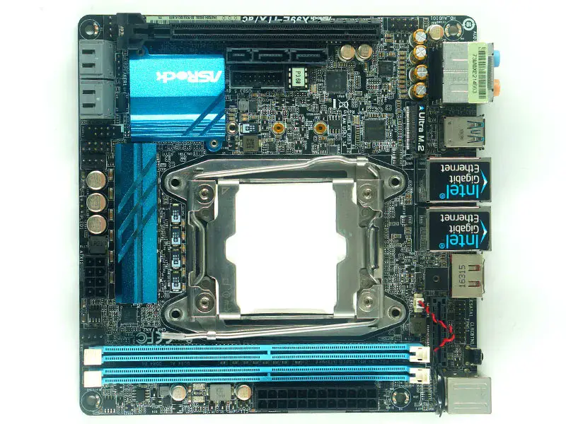 Základní deska ASRock X99E-ITX/ac podporuje serverovou operační paměť E5V3 E5V4