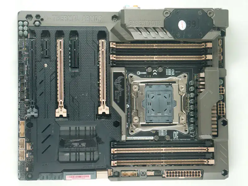 Základní deska Asus SABERTOOTH X99