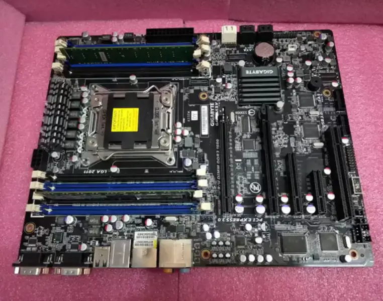 Základní deska Gigabyte GA-6PXSV pro pracovní stanice