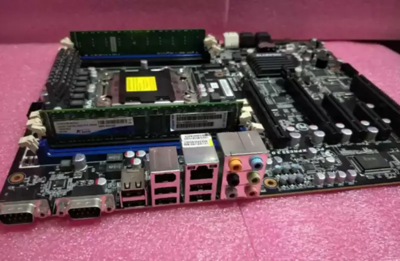 Základní deska Gigabyte GA-6PXSV pro pracovní stanice