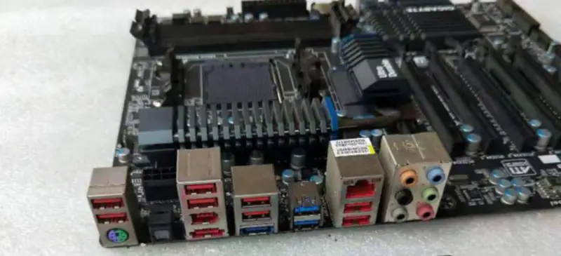 Základní deska Gigabyte GA-990FXA-UD5 AM3+ DDR3