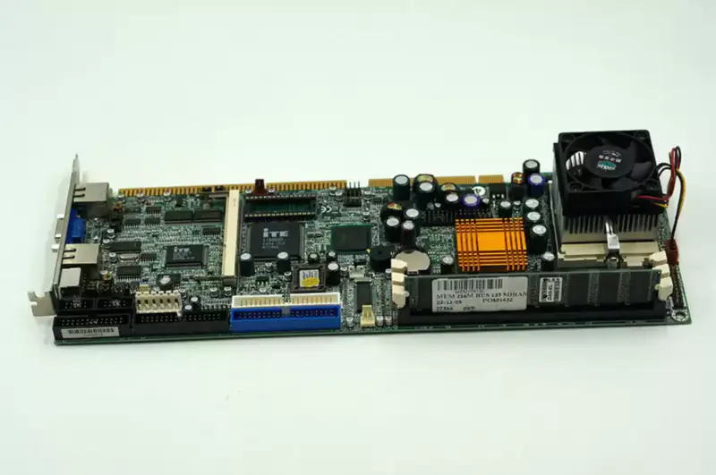 Průmyslová základní deska Ibase IB745 s CPU RAM a FAN