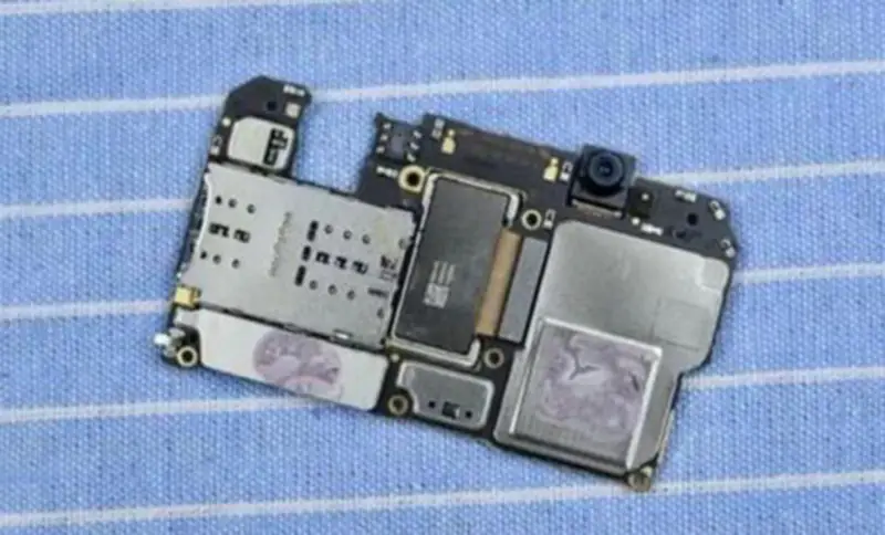 Základní deska Huawei Mate10 odemčená pomocí čipů