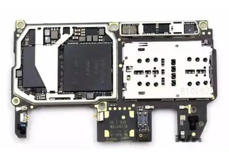 Základní deska Huawei P10 odemčená pomocí čipů