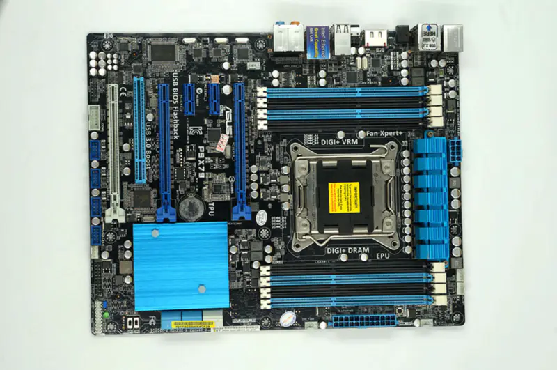 Asus P9X79 Základní deska pro stolní počítače X79 Socket LGA 2011 Core i7 DDR3 64G ATX UEFI BIOS