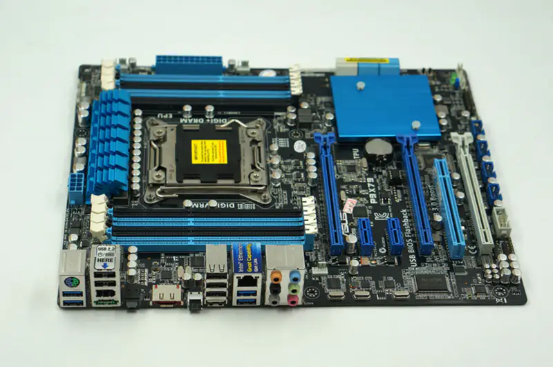 Asus P9X79 Základní deska pro stolní počítače X79 Socket LGA 2011 Core i7 DDR3 64G ATX UEFI BIOS