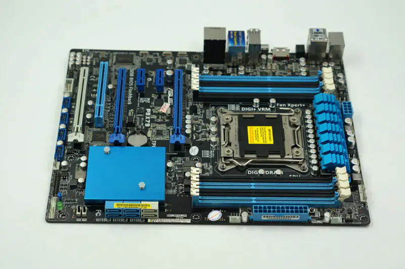 Asus P9X79 Základní deska pro stolní počítače X79 Socket LGA 2011 Core i7 DDR3 64G ATX UEFI BIOS