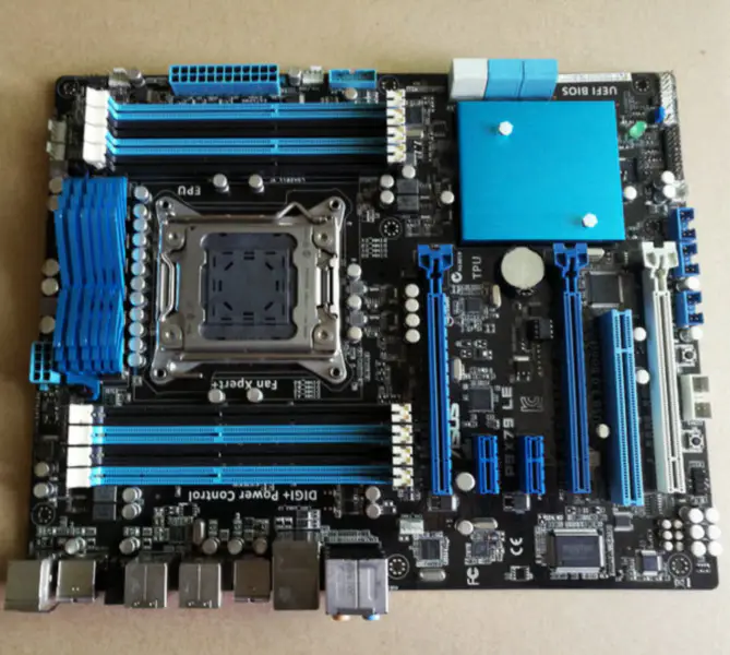 Základní deska ASUS P9X79 LE pro stolní počítače