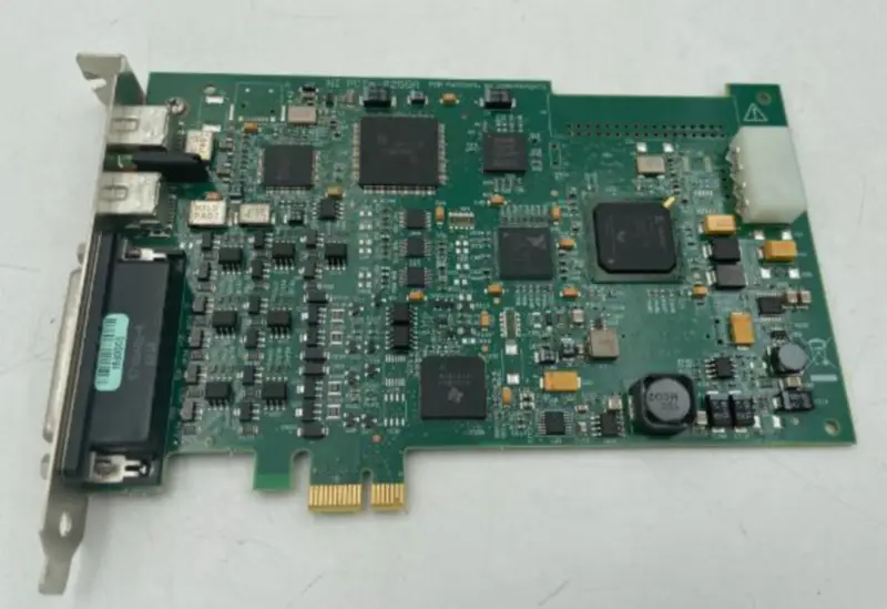 Karta NI PCIe-8255R DAQ s rozhraním 1394B