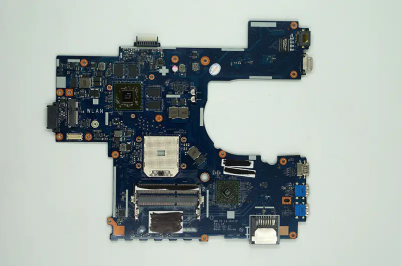 Základní deska Asus K75DE QML70-LA8371P Rev 1A HD 7670 1G Socket