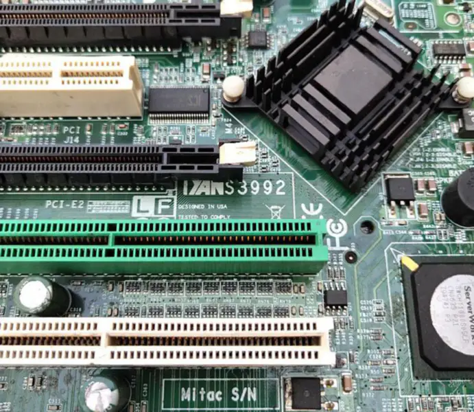 Základní deska TYAN S3992G3NR 1207-pin S3992 Workstation podporuje čtyři jádra