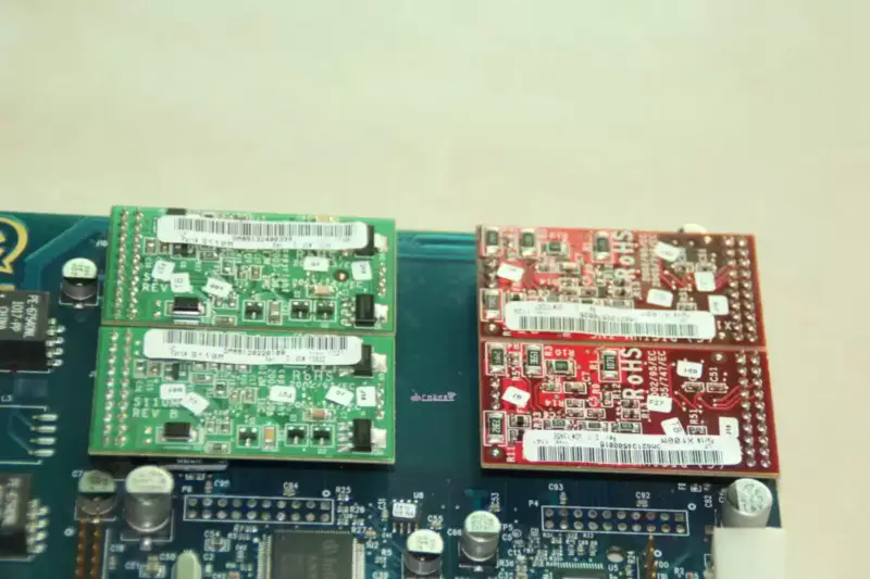 Hlasová karta Asterisk TDM410P se 4kanálovou analogovou kartou a moduly FXO+FXS
