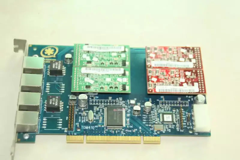 Hlasová karta Asterisk TDM410P se 4kanálovou analogovou kartou a moduly FXO+FXS