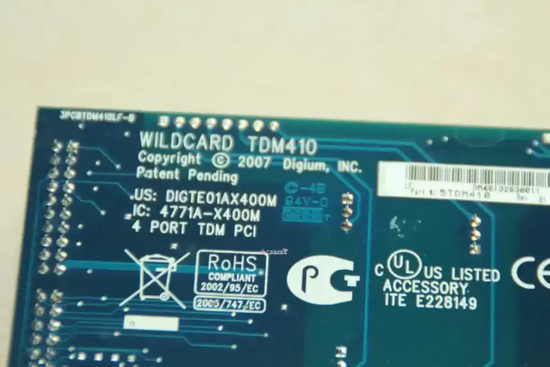 Hlasová karta Asterisk TDM410P se 4kanálovou analogovou kartou a moduly FXO+FXS